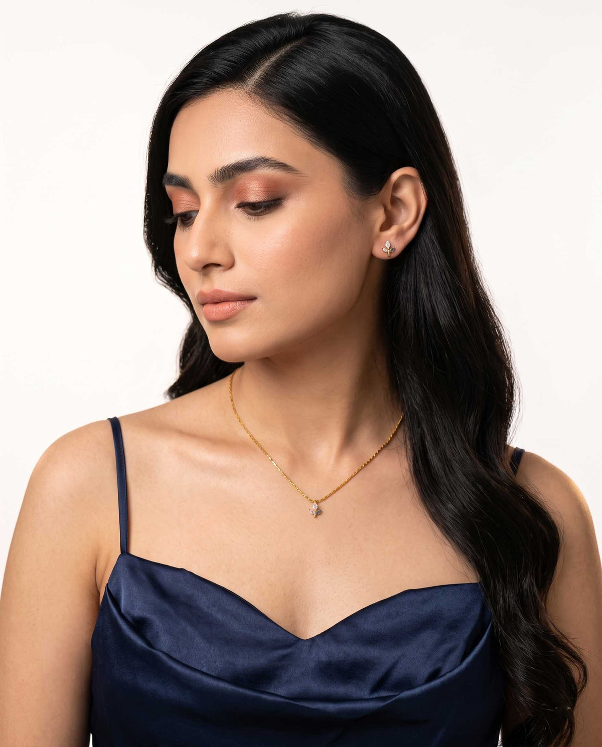Tulip Minimal Necklace with Earrings Model